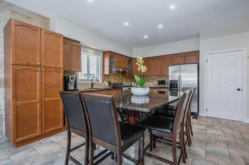 Comfortable Modern Room Near Ykf Airport III Kitchener Esterno foto